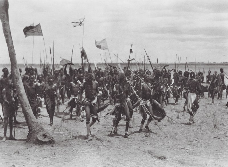 Africa: Cerimonia funebre Shilluk vicino a Tonga da Hugo Adolf Bernatzik