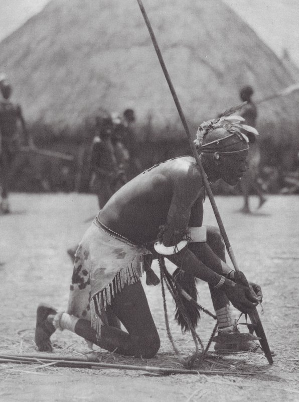Africa: Shilluk in abito festivo da Hugo Adolf Bernatzik