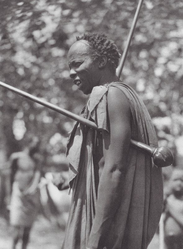 Africa: Guerriero Shilluk con clava da Hugo Adolf Bernatzik