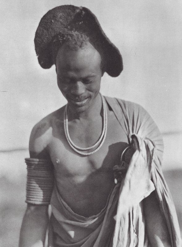 Africa: Guerriero Shilluk con acconciatura a cappuccio da Hugo Adolf Bernatzik