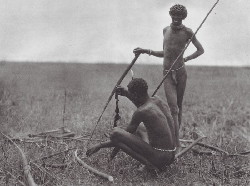 Africa: Guerrieri Shilluk a Riposo da Hugo Adolf Bernatzik