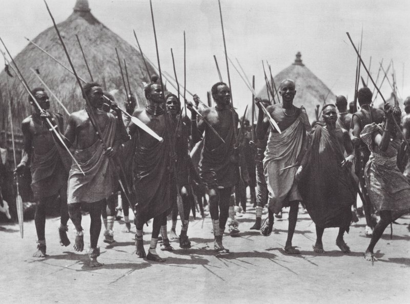 Africa: Guerrieri Shilluk che assaltano la tomba di un capo da Hugo Adolf Bernatzik