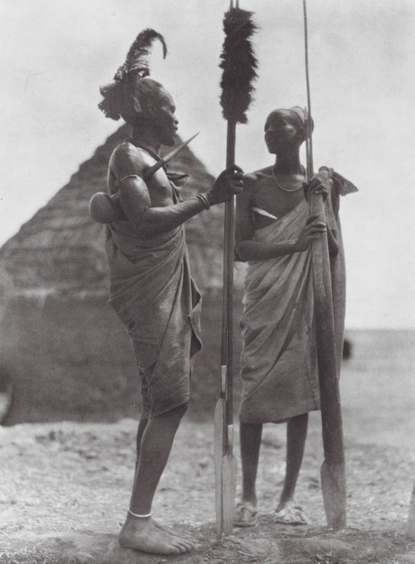 Africa: Shilluk in abito da festa da Hugo Adolf Bernatzik