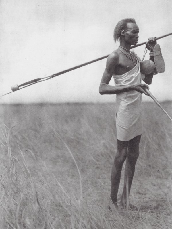 Africa: Guerriero Dinka in viaggio da Hugo Adolf Bernatzik