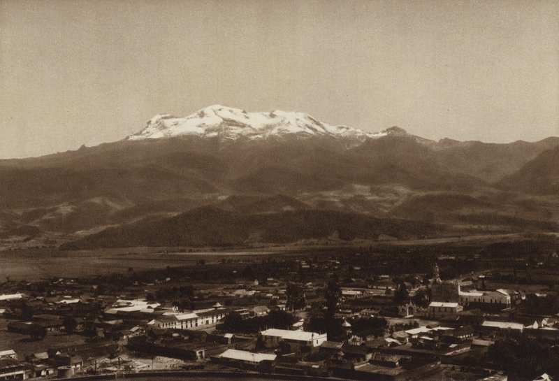 Messico: Amecameca con Iztaccihuatl (foto b/n) da Hugo Brehme