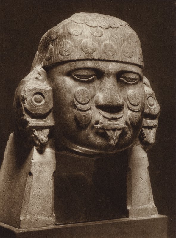 Messico: testa in diorite della dea Coyolxauhqui, Museo Nazionale (foto b/n) da Hugo Brehme
