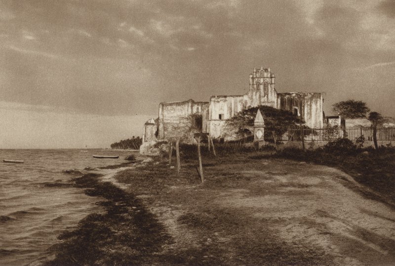 Messico: Campeche, rovine del monastero di San Francisco (foto b/n) da Hugo Brehme