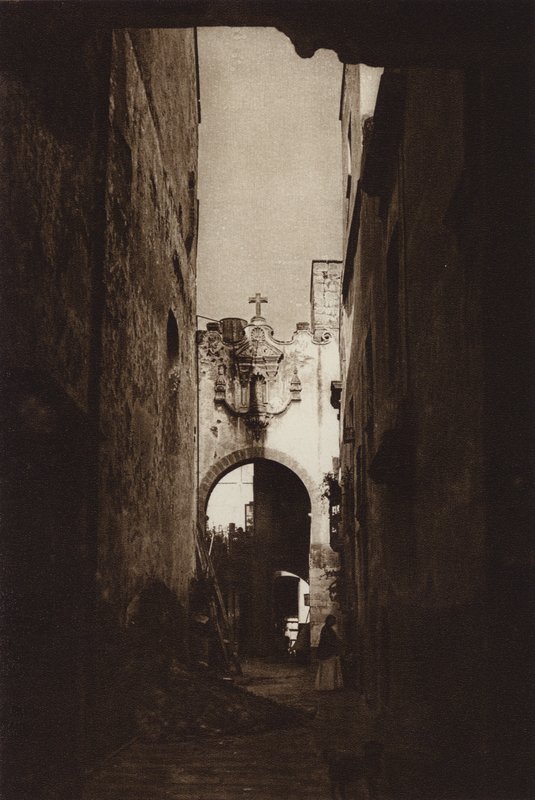 Messico: Capital Mejico, Vecchio cortile su via Cinco de Febrero (foto b/n) da Hugo Brehme