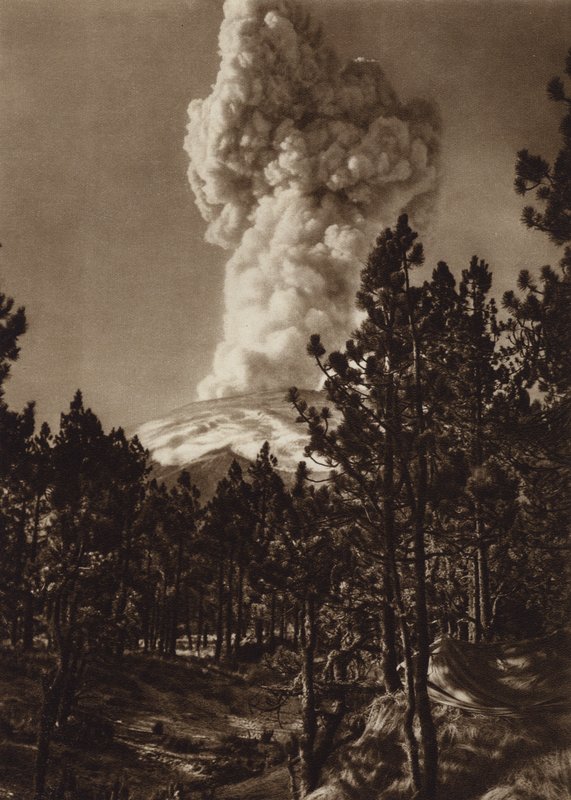 Messico: eruzione del Popocatepetl, vista da Tlamacas (foto b/n) da Hugo Brehme