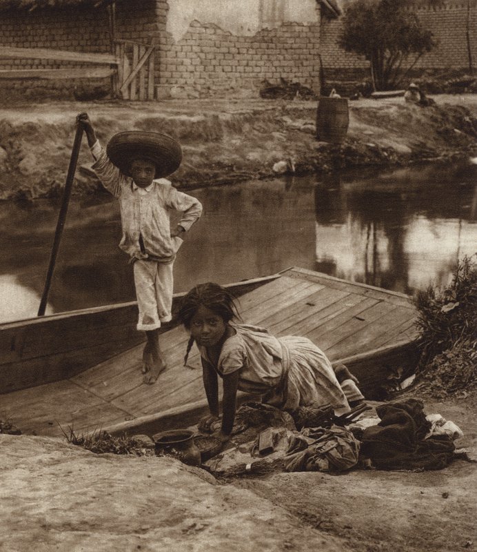 Messico: Ixtacalco, Bambini indiani che lavano i panni, D F (foto b/n) da Hugo Brehme