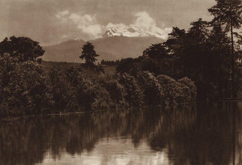 Messico: Iztaccihuatl, visto da Miraflores (foto b/n) da Hugo Brehme