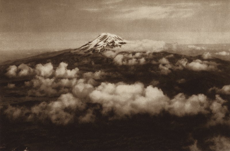 Messico: Iztaccihuatl, visto da Popocatepetl (foto b/n) da Hugo Brehme