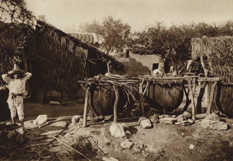 Messico: Mezcal, Destilleria de aguardiente (foto b/n) da Hugo Brehme