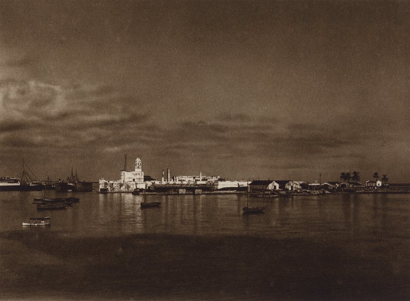 Messico: Panorama del porto di Vera Cruz con il castello di San Juan (foto b/n) da Hugo Brehme
