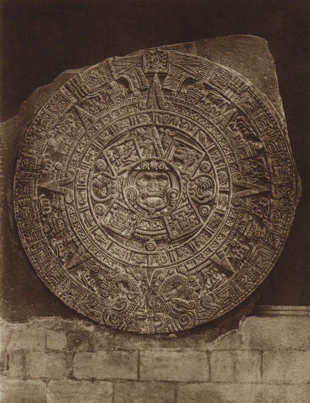 Messico: pietra almanacco azteca o "Piedra del Sol", Museo Nazionale (foto b/n) da Hugo Brehme