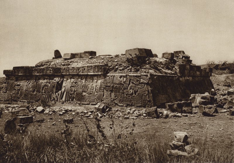 Messico: Piramide di Xochicalco, prima del restauro (foto b/n) da Hugo Brehme