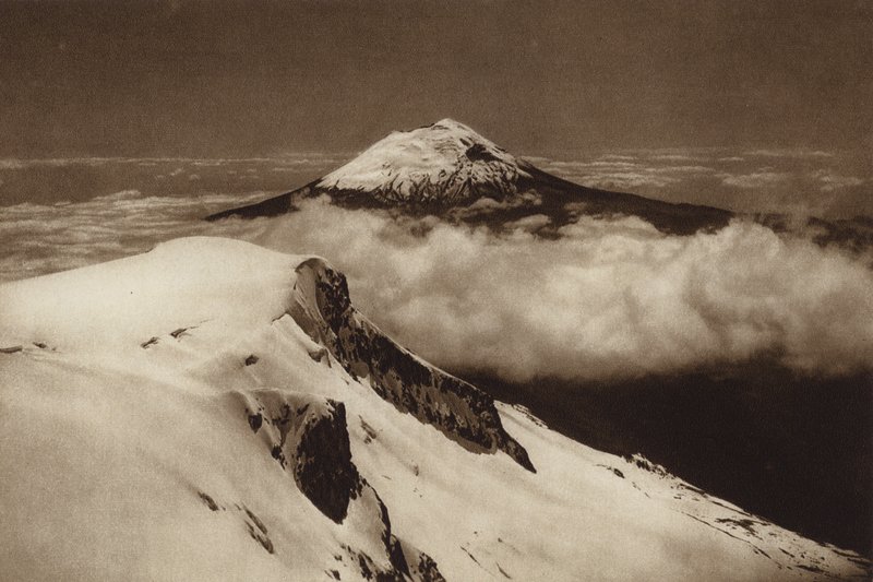 Messico: Popocatepetl, visto dalla cima di Iztaccihuatl (foto b/n) da Hugo Brehme