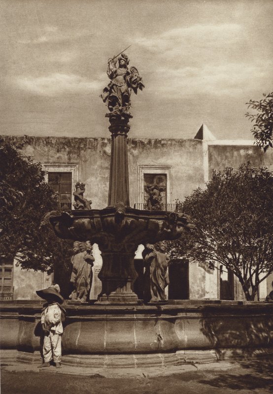 Messico: Puebla, Fuente de San Miguel (foto b/n) da Hugo Brehme