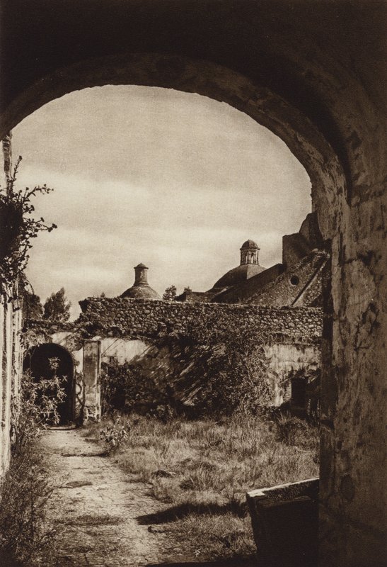 Messico: rovina di un monastero nel parco nazionale, Desierto de los Leones (foto b/n) da Hugo Brehme