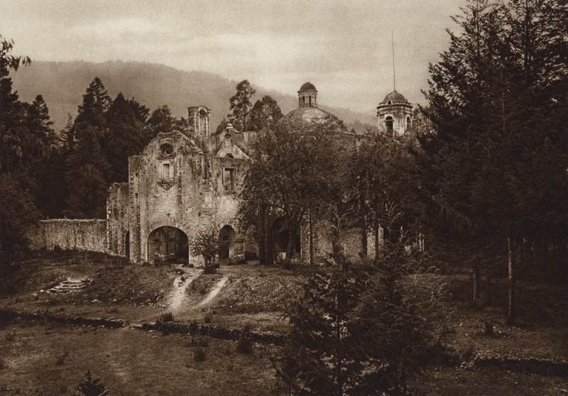 Messico: rovina di un monastero nel parco nazionale, Desierto de los Leones, vista posteriore (foto b/n) da Hugo Brehme