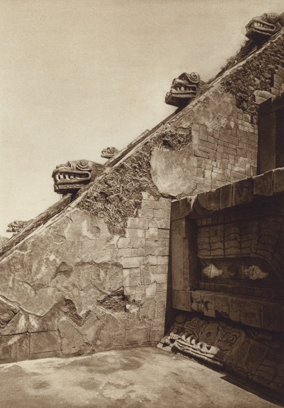 Messico: San Juan Teotihuacan, Sculture delle scale della piramide di Quetzalcouatl al centro della cittadella, facciata occidentale (foto b/n) da Hugo Brehme