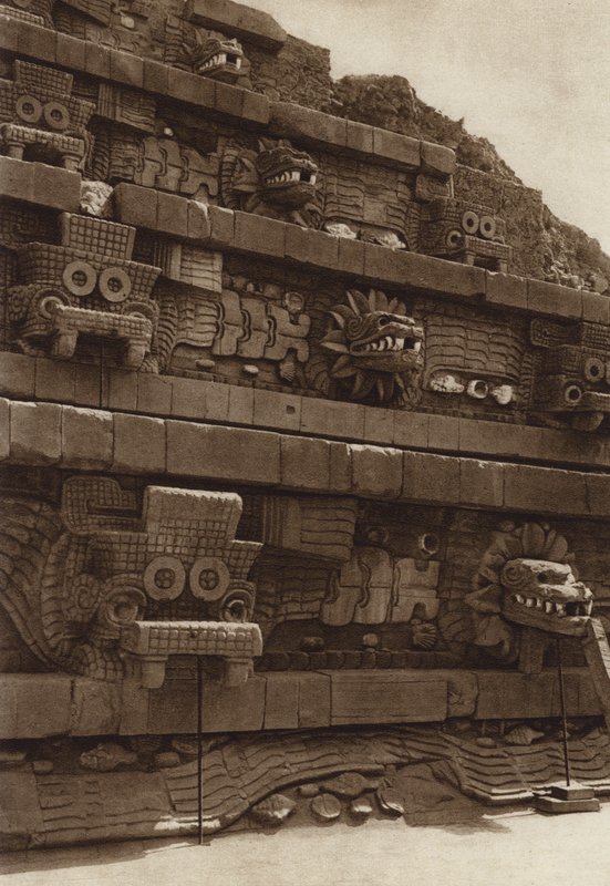 Messico: San Juan Teotihuacan, sculture in pietra sulla facciata occidentale della piramide di Quetzalcouatl, piramide al centro della cittadella (foto b/n) da Hugo Brehme