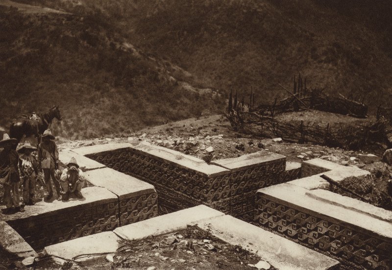Messico: sotterraneo a forma di croce, Guiaroo (foto b/n) da Hugo Brehme
