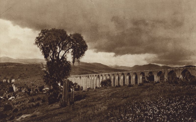 Messico: antica condotta idrica spagnola di Los Remedios (foto b/n) da Hugo Brehme