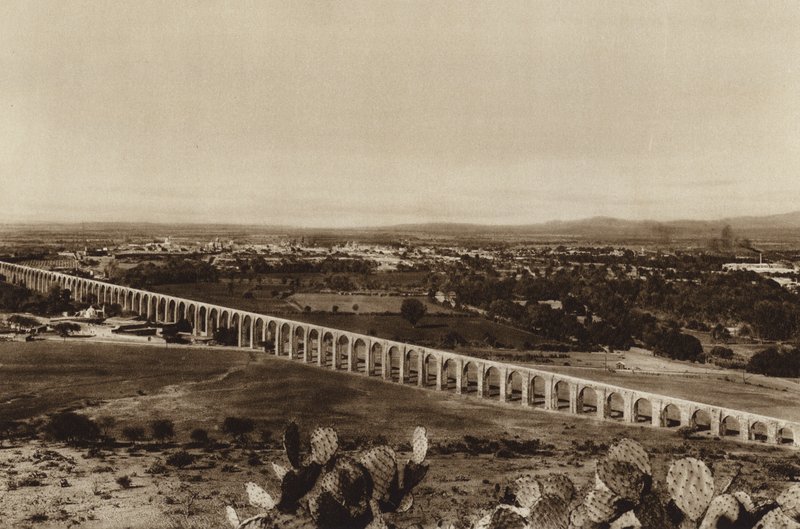 Messico: Veduta di Queretaro con vecchi tubi dell