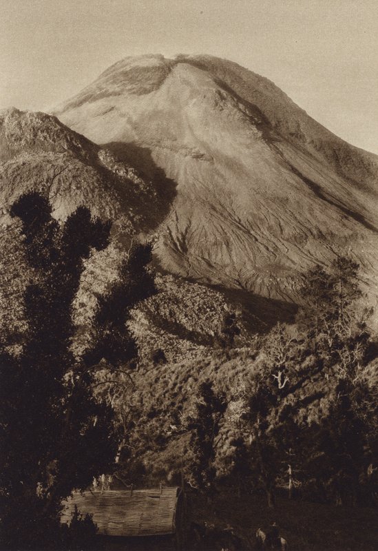 Messico: il vulcano Colima prima delle ultime eruzioni (foto b/n) da Hugo Brehme