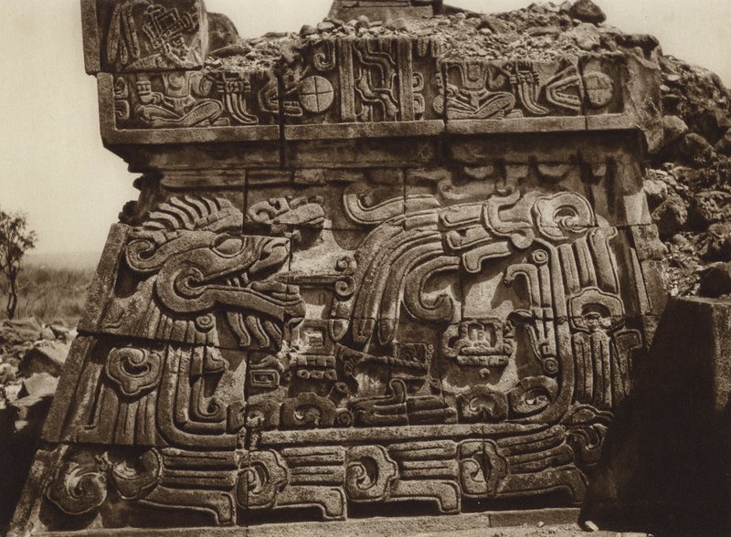 Messico: Xochicalco, Parte della piramide con serpente e geroglifici (foto b/n) da Hugo Brehme