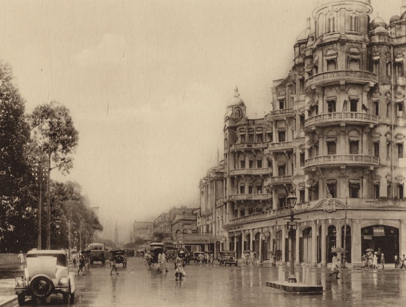 Esplanade Mansions e Government Place East con vista su Old Court House Street (foto b/n) da Indian photographer
