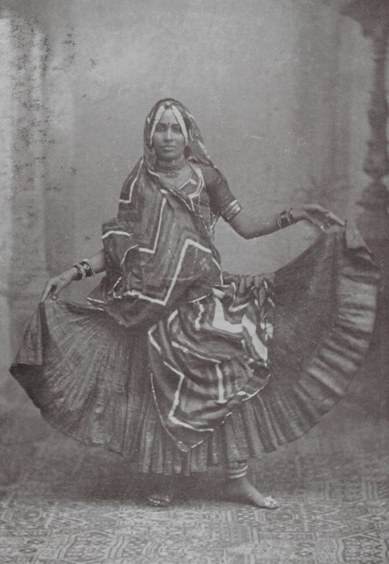 Bombay / Mumbai: danza indiana in gonnella (foto b/n) da Indian photographer