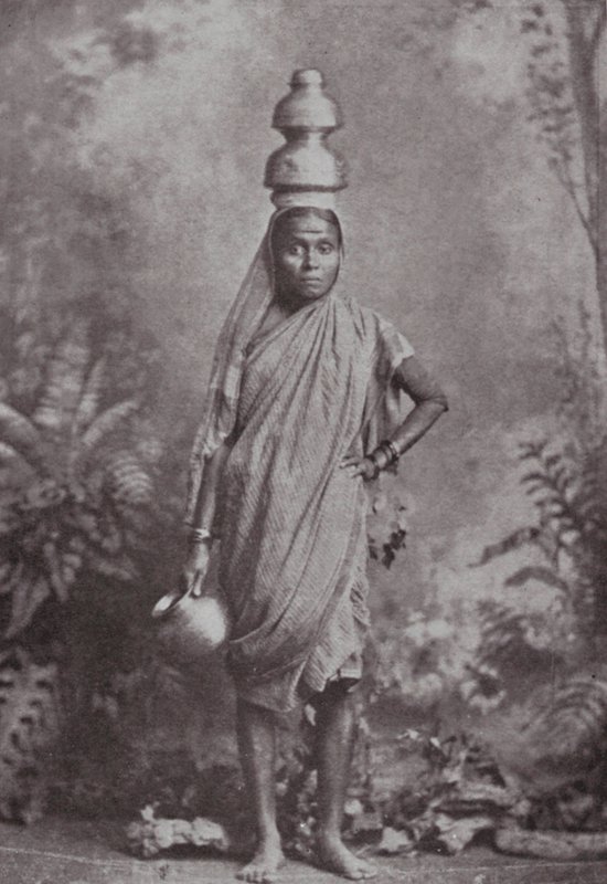 Bombay / Mumbai: La lattaia (foto b/n) da Indian photographer