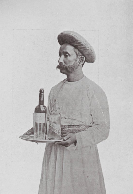 Bombay / Mumbai: Il garzone di tavola (foto b/n) da Indian photographer