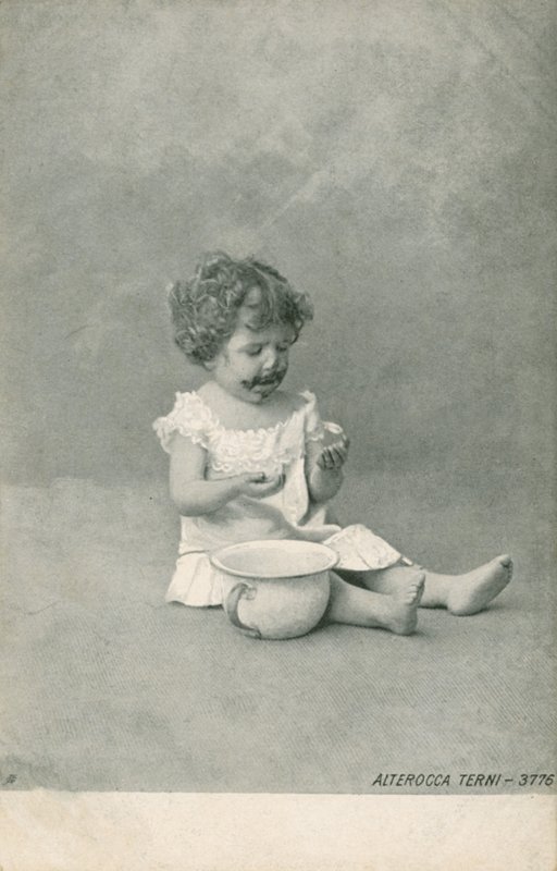Bambino che gioca con le bolle (foto b/n) da Italian Photographer