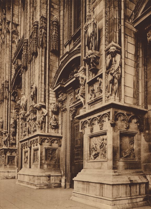 Duomo di Milano: Particolare della Facciata (b/w photo) da Italian Photographer