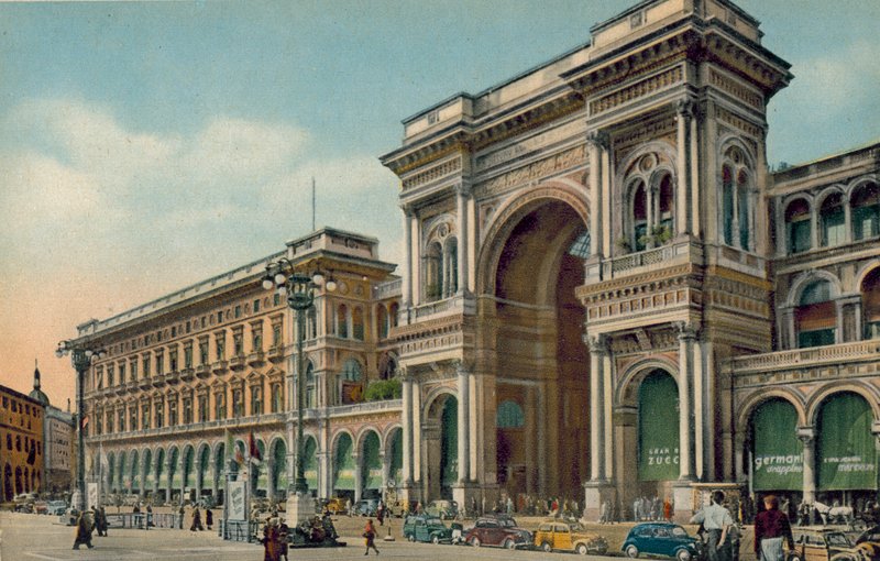 Milano / Milan: Piazza del Duomo, Ingresso Galleria (colour photo) da Italian Photographer