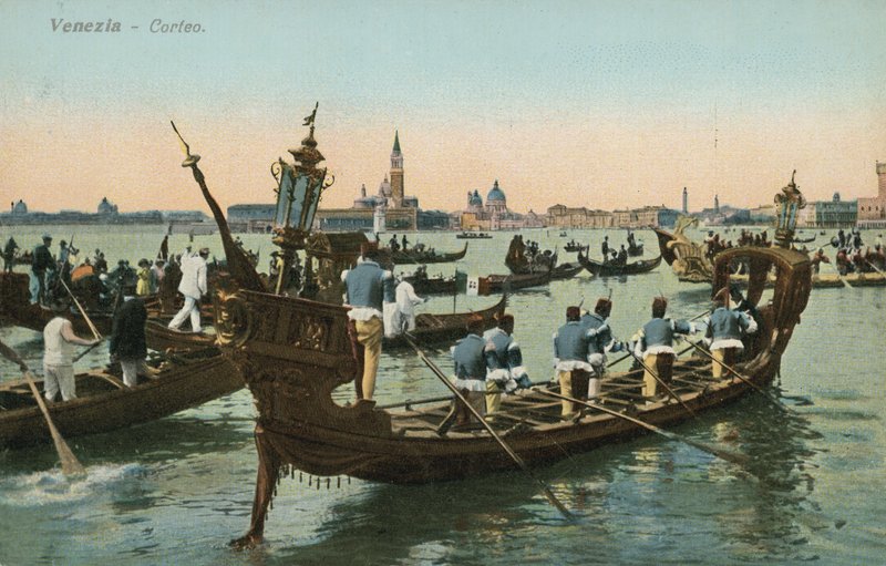 Processione in un canale veneziano da Italian Photographer