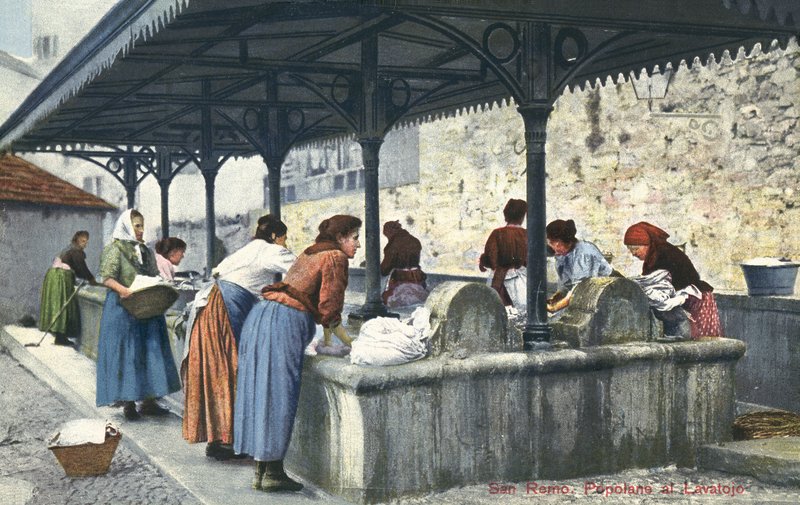 San Remo, Italia, donne che lavano i vestiti da Italian Photographer