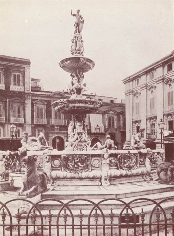 Sicilia: Una fontana a Messina (foto b/n) da Italian Photographer