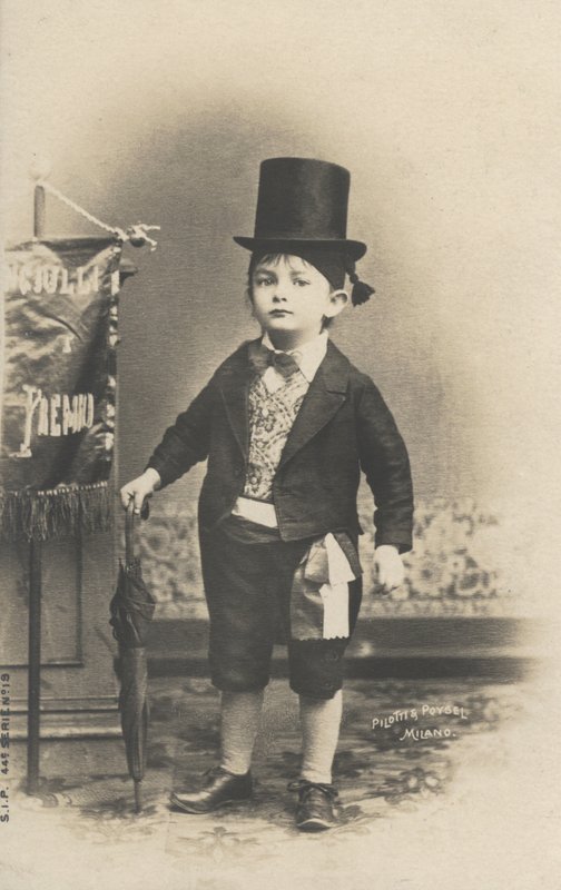 Bambino in abito da Italian Photographer