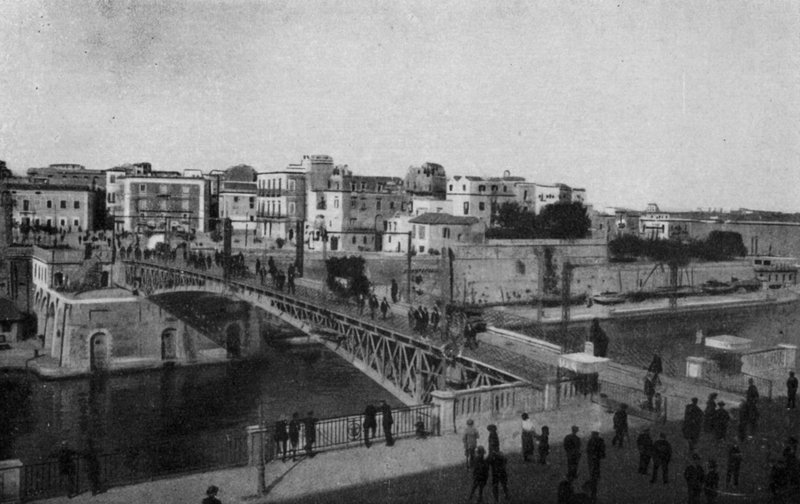 Taranto, Ponte Girevole chiuso e Città vecchia da Italian Photographer