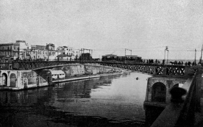 Taranto, Ponte girevole chiuso e città vecchia da Italian Photographer