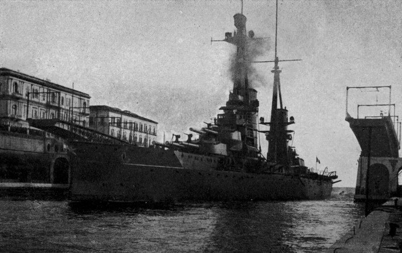 Taranto, R Nave Duilio attraverso il Canale navigabile da Italian Photographer