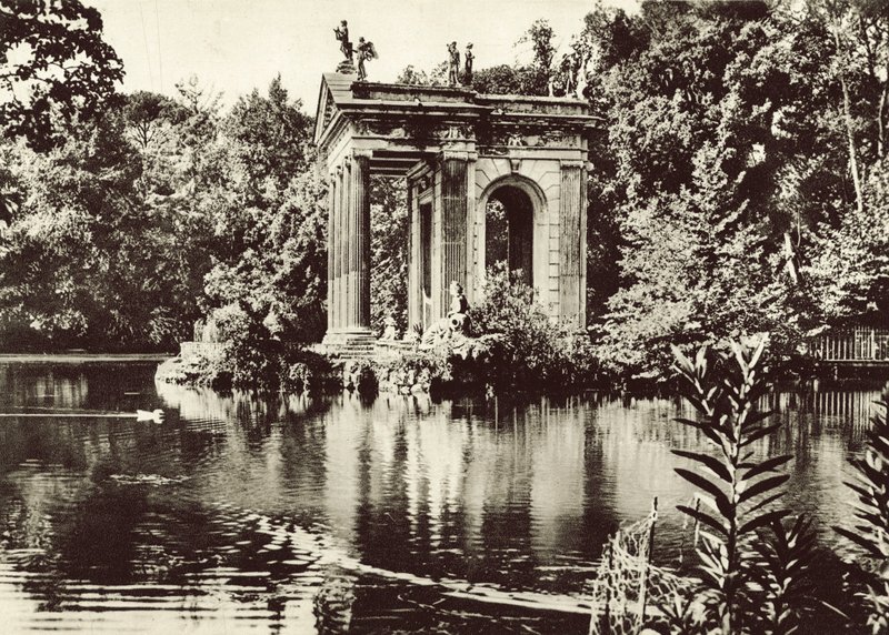 Tempio sul lago di Villa Borghese da Italian Photographer