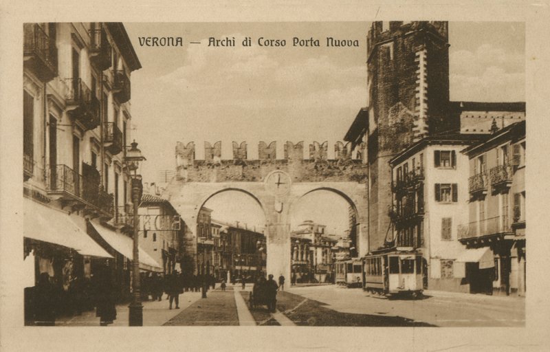 Verona: Archi di Corso Porta Nuova (b/w photo) da Italian Photographer