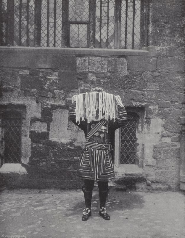 Distribuzione del denaro di Maundy, Yeoman che porta le elemosine da J. Benjamin Stone