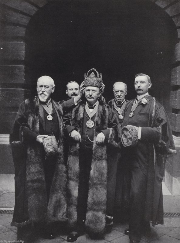 Giorno delle elezioni alla Girdlers Hall, incoronazione del Maestro da J. Benjamin Stone
