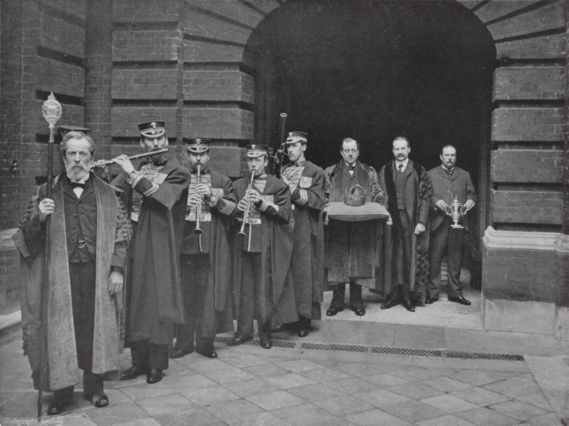 Giorno delle elezioni alla Girdlers Hall, la processione della corona da J. Benjamin Stone